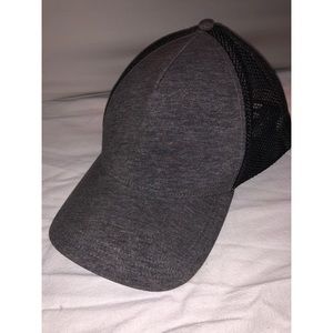 Lululemon men’s grey trucker hat